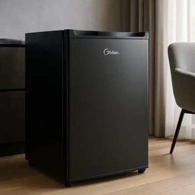 Frigobar Midea em um ambiente moderno e sofisticado.