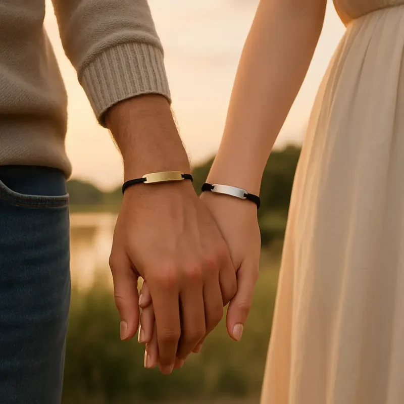 Casal romântico usando pulseiras combinando em um cenário natural. Pulseira Para Casal