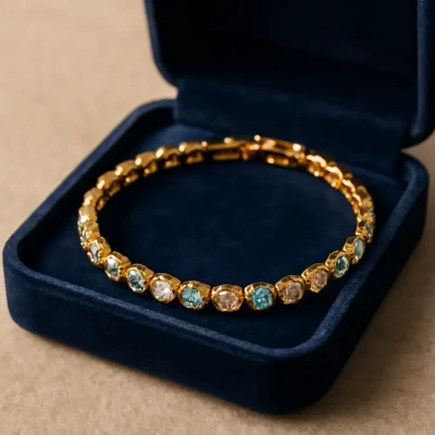 Imagem de uma pulseira dourada com pedras preciosas em uma caixa de joias. Pulseira Feminina